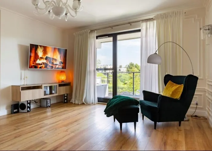 Luxury By The غدينيا